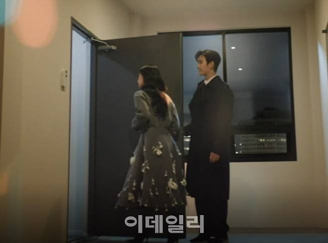눈물의 여왕 12화에서 홍해인이 회색 니트와 스커트를 매치했다. (사진=tvN 방송화면 캡쳐)