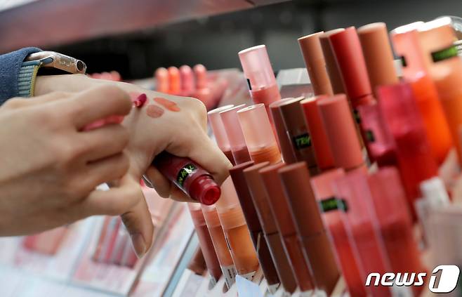 서울 종로구에 위치한 올리브영 매장을 찾은 시민이 색조 화장품을 직접 피부에 바르며 비교하고 있다.2023.1.29/뉴스1 ⓒ News1 장수영 기자