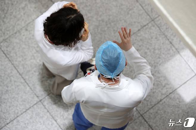 25일 대구의 한 대학병원에서 의료진이 대화하고 있다. 2024.4.25/뉴스1 ⓒ News1 공정식 기자