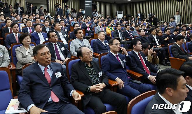 19일 오전 서울 여의도 국회에서 열린 국민의힘 원외조직위원장 간담회에서 제22대 국회의원선거 수도권 낙선자들을 비롯한 원외조직위원장이 윤재옥 대표 권한대행의 발언을 듣고 있다. 2024.4.19/뉴스1 ⓒ News1 구윤성 기자