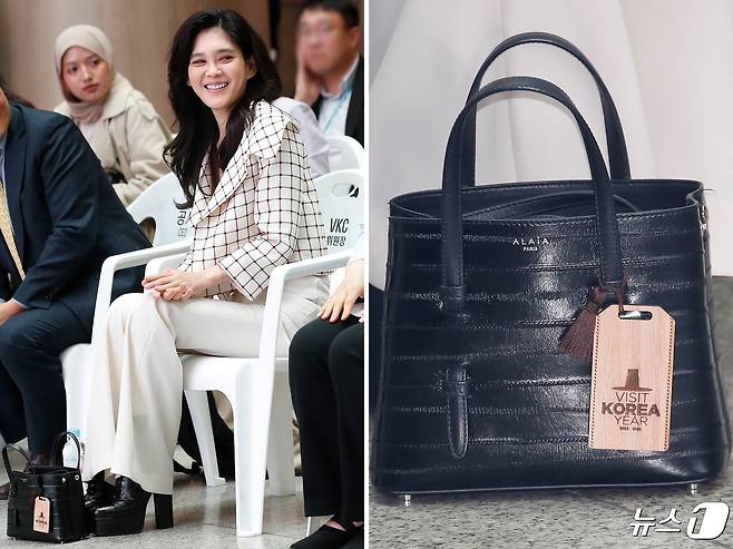 이부진 신라호텔 사장이 26일 인천공항 1터미널 밀레니엄홀에서 열린 ‘한국방문의 해 환영주간 개막식’에 참석해 걸그룹 프로미스나인 공연을 보며 미소를 짓고 있다. 그녀의 발 앞에 4백만원대의 ALAIA(알라이아) 토드백 위로 '한국 방문의 해'를 알리는 네임택이 달려 있다. 2024.4.26/뉴스1 ⓒ News1 권현진 기자