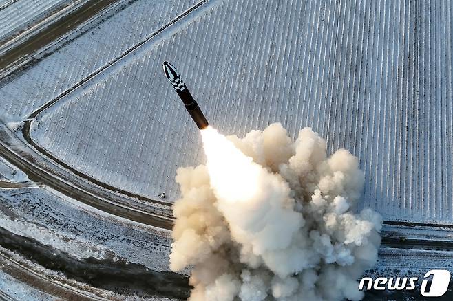 (평양 노동신문=뉴스1) = 북한 대륙간탄도미사일(ICBM) '화성-18형'의 발사 모습.  [국내에서만 사용가능. 재배포 금지. DB 금지. For Use Only in the Republic of Korea. Redistribution Prohibited] rodongphoto@news1.kr