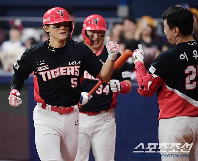 25일 서울 고척스카이돔에서 열린 KIA와 키움의 경기. 5회초 무사 김도영이 솔로포를 친 후 축하를 받고 있다. 고척=정재근 기자 cjg@sportschosun.com/2024.4.25/
