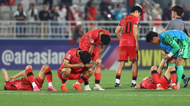 25일(현지시간) 카타르 도하 압둘라 빈 칼리파 스타디움에서 열린 2024 아시아축구연맹(AFC) U-23 아시안컵 8강전 대한민국과 인도네시아의 경기, 승부차기에서 10대11로 패배하며 올림픽 본선 진출이 좌절된 한국 선수들이 아쉬워하고 있다./뉴시스