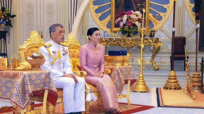 마하 와찌랄롱꼰(라마 10세) 태국 국왕(왼쪽)과 수티다 왕비. /EPA 연합뉴스