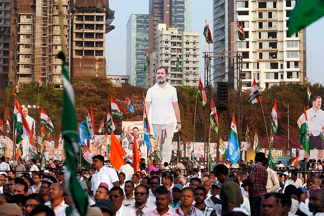 /AP 연합뉴스지난달 17일 인도 뭄바이에서 인도 제1야당인 인도국민회의(INC) 지지자들이 당대표인 라훌 간디의 사진이 인쇄된 조형물을 들고 행진하고 있다.