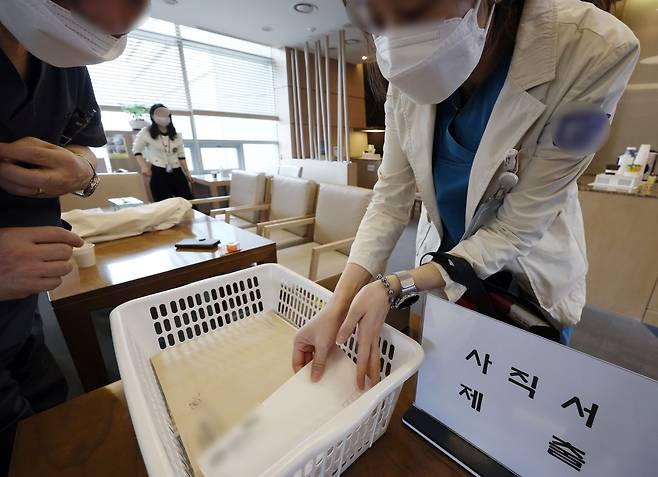 3일 서울 시내의 한 대학병원에서 교수들이 사직서를 제출하고 있다./뉴스1