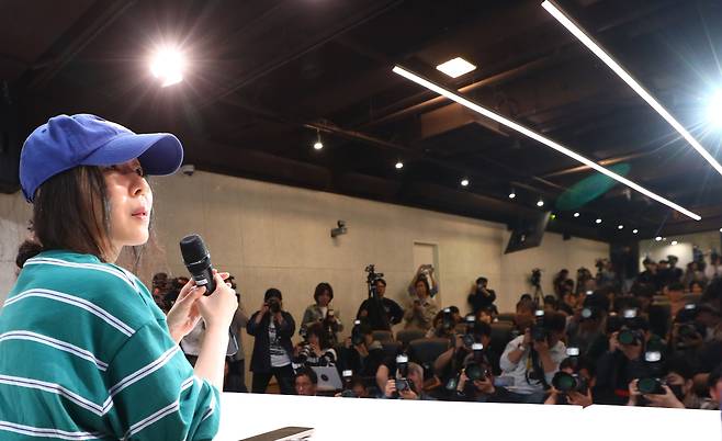 민희진 어도어 대표가 지난 25일 서울 서초구 한국컨퍼런스센터에서 하이브 경영권 탈취 시도와 관련한 배임 의혹에 긴급기자회견을 갖고 있다. /뉴스1