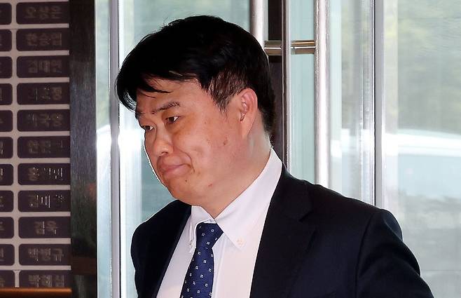 임현택 대한의사협회장 당선인 14일 서울 용산구 대한의사협회 대회의실에서 열린 의대정원 증원 저지를 위한 비상대책위원회 제8차 회의에 참석하기 위해 회의장으로 향하고 있다. /뉴스1