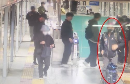 50대 남성 A씨가 일본인 관광객이 지하철에 두고 내린 여행가방을 챙겨 내리고 있는 모습.ⓒ서울경찰청 지하철경찰대