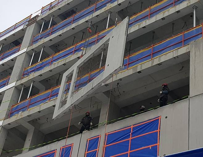 건축물 부재 중 
하나인 외벽체가 경기 평택시 소재 평택고덕A-58블록 주택 건설 현장에서 조립되고 있다. 한국토지주택공사(LH) 제공