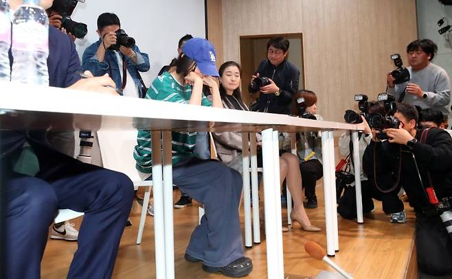 [서울=뉴시스] 김혜진 기자 = 민희진 어도어 대표가 25일 오후 서울 강남구 한국컨퍼런스센터에서 열린 긴급 기자회견에 참석해 있다. 하이브는 22일 민희진 대표 등이 경영권 탈취 시도를 했다며 전격 감사에 착수한 것으로 알려졌다. 민 대표는 하이브의 또 다른 산하 레이블인 빌리프랩의 걸그룹 아일릿이 뉴진스를 카피했다는 공식입장으로 맞받아쳤다. 2024.04.25. jini@newsis.com /사진=뉴시스