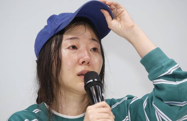 그룹 뉴진스의 소속사 어도어 민희진 대표가 25일 서울 서초구 한국컨퍼런스센터에서 하이브 경영권 탈취 시도와 관련한 배임 의혹에 긴급기자회견을 갖고 눈물을 흘리며 입장을 밝히고 있다. 2024.4.25/뉴스1 ⓒ News1 권현진 기자 /사진=뉴스1