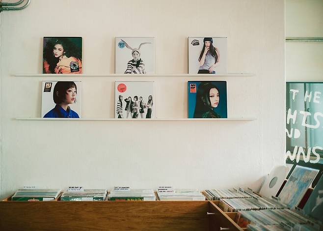 LP 콘셉트를 차용한 뉴진스의 새 싱글 ‘하우 스위트’ 어도어 제공