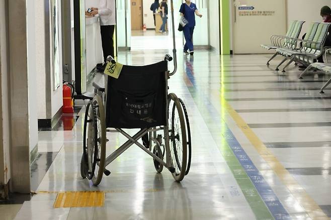 주 1회 외래진료 휴진을 시작한 26일 오전 대전 충남대병원 복도에 환자용 휠체어가 덩그러니 남겨져 있다. 연합뉴스