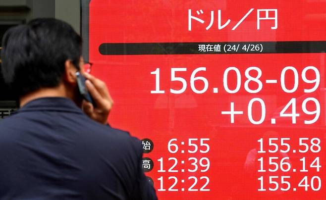 도쿄 외환시장에서는 26일 일본은행이 기준금리 동결을 결정하자, 엔-달러 환율이 한때 1달러=156엔을 넘었다. 도쿄/AFP 연합뉴스