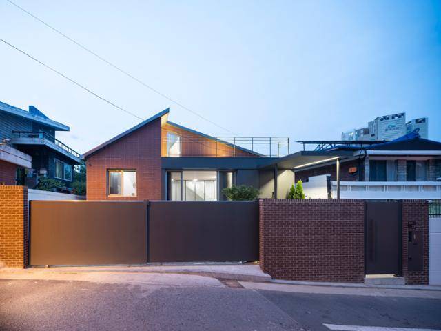 '정릉 교수단지'에 위치한 단층 주택은 동네와 하나의 맥락으로 읽히도록 벽돌타일로 스타일링했다. 건축가는 기존 집의 형태를 살리되 주택의 선을 단정하고 매끈하게 정리하는 데 주력했다. 남궁선 건축사진작가 제공