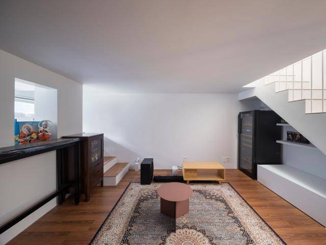 층고를 올리고 죽은 공간을 찾아내 쾌적하게 마감한 지하 공간. 남궁선 건축사진작가 제공