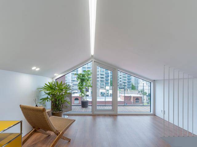 집동사니를 쌓아 뒀던 다락은 마을 풍경을 조망하는 작업실 공간으로 바뀌었다. 다락에서 연결된 테라스는 건축주가 집에서 가장 좋아하는 공간이다. 남궁선 건축사진작가 제공