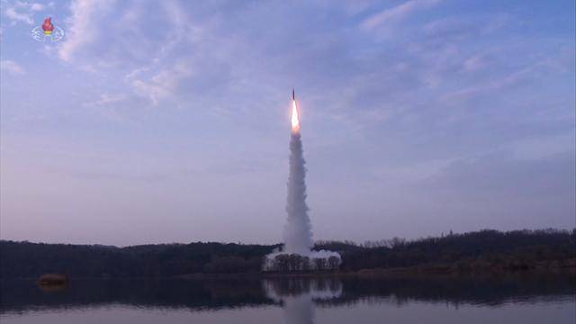 북한이 새로 개발한 극초음속 활공비행 전투부를 장착한 새형의 중장거리 고체탄도 미사일 '화성포-16나' 형의 첫 시험발사 장면 영상. 조선중앙TV 화면