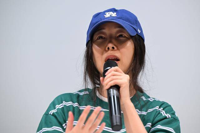 민희진 어도어 대표이사가 지난 25일 서울 서초구 한국컨퍼런스센터에서 긴급 기자회견을 진행하고 있는 모습. 박시몬 기자 simon@hankookilbo.com