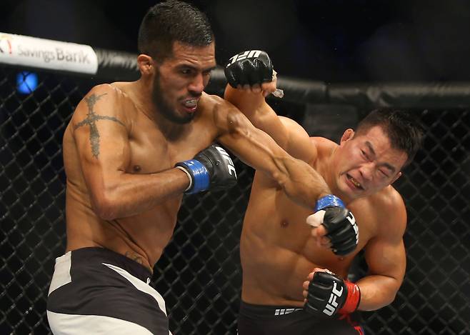 2015년 서울 송파구 올림픽체조경기장에서 열린 'UFC 파이트 나이트 서울'에 출전한 남의철(오른쪽)이 마이크 데 라 토레에게 펀치를 날리고 있다. 연합뉴스