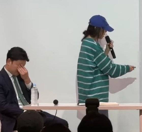 민희진 어도어 대표의 거침없는 발언에 얼굴을 감싸는 변호인. 온라인커뮤니티 캡처