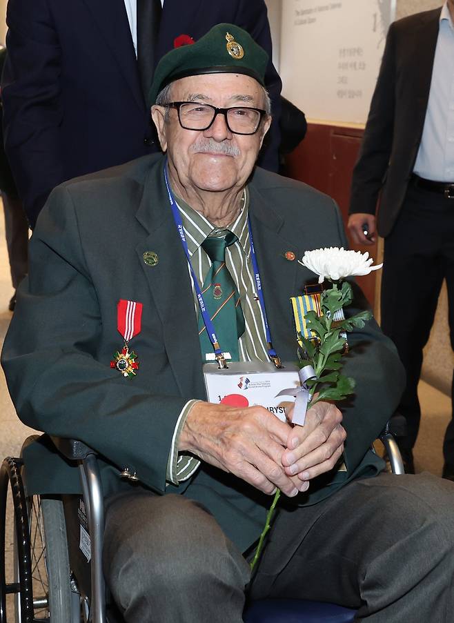 방한중인 최고령자 캐나다의 윌리엄 크라이슬러(William J. CHRYSLER, 94세) 참전용사가 전사자 명비에 헌화하기 위해 이동하고 있다. 뉴스1