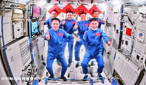 선저우 17·18호 비행사들이 26일 우주정거장 톈궁에서 함께 사진을 찍어 보냈다. 신화연합뉴스