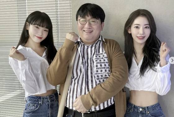 A picture of Bang Si-hyuk, chairman of HYBE at center, with members of girl group Le Sserafim [SCREEN CAPTURE]