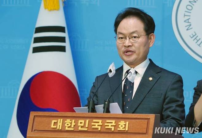 허영 더불어민주당 의원이 26일 국회 소통관에서 기자회견을 열고 강릉 급발진 의심 사과와 관련해 제조물 책임법 개정을 촉구하는 발언을 하고 있다. 사진=박효상 기자 