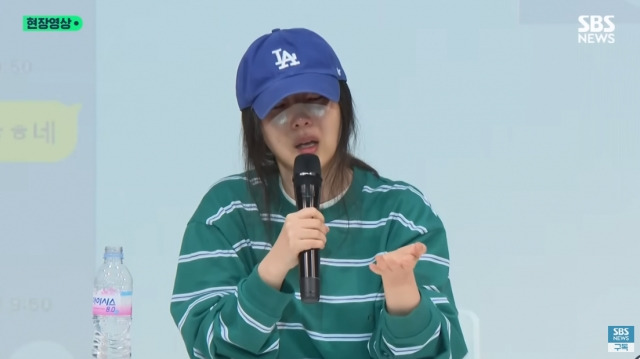 기자회견 중 눈물을 흘리는 민희진 대표. SBS 현장 영상 캡처