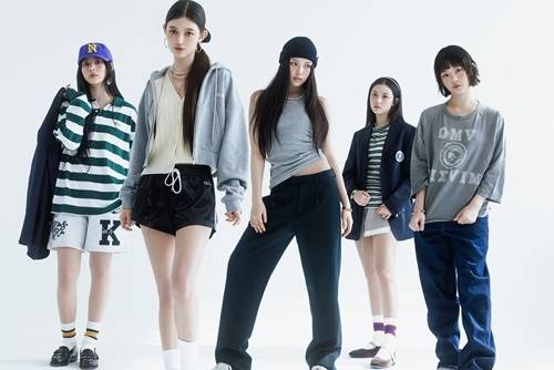 뉴진스의 더블 싱글 ‘How Sweet’은 일반반과 위버스반 2가지 버전으로 출시되는데, 이 실물 음반 그대로를 볼 수 있는 팩샷도 함께 공개돼 관심을 모은다. 사진=어도어