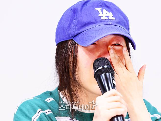 어도어 민희진 대표가 25일 기자회견을 열고 말을 하는 도중 눈물을 보이고 있다. [강영국 기자]