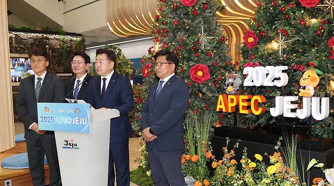 지난 19일 제주도가 2025년 APEC 정상회의 유치 신청서를 정부에 제출한 직 후, 오영훈 제주도지사가 기자회견을 열어 정상회의 유치 당위성과 경쟁우위를 설명하고 있다. <제주도>