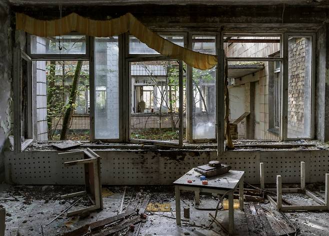 체르노빌 원전사고로 폐허가 된 집 내부 전경/사진=National Geographic 캡쳐