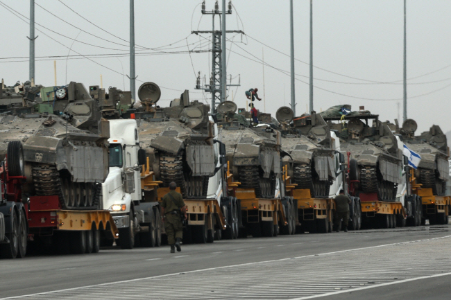 장갑차 실은 이軍 트럭 25일 가자지구와 인접한 이스라엘 남부 국경 지역에 병력 수송 장갑차(APC)를 실은 이스라엘군 트럭들이 줄을 지어 서 있다. 이스라엘군은 가자지구 최남단 도시 라파 인근으로 탱크와 장갑차 등을 집결하고, 병력을 재배치하는 등 라파에 대한 지상군 투입 준비에 들어갔다. EPA 연합뉴스