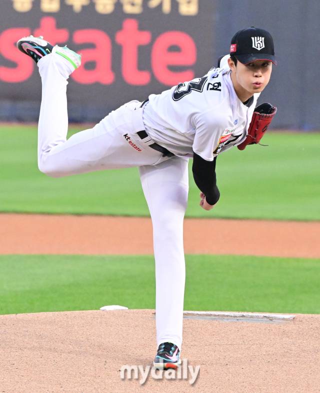 2024년 4월 25일 경기도 수원 KT위즈파크에서 진행된 '2024 신한 SOL 뱅크 KBO 리그' 한화-KT의 경기. KT 선발 원상현이 역투를 펼치고 있다./수원=곽경훈 기자 kphoto@mydaily.co.kr