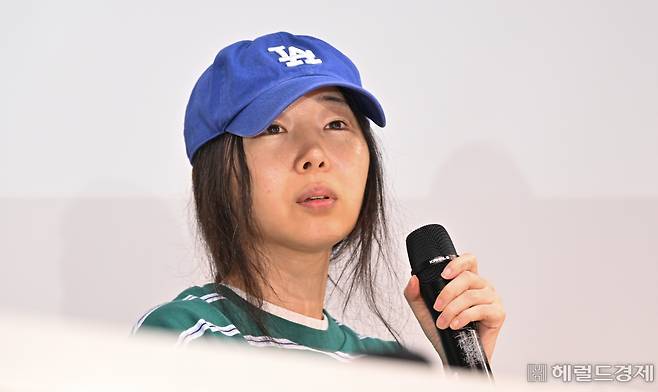 민희진 어도어 대표가 25일 오후 서울 서초구 한국컨퍼런스센터에서 어도어 경영권 탈취와 관련한 기자회견을 하고 있다. 하이브는 지난 22일 민 대표 등 어도어 경영진의 경영권 탈취 시도 정황을 파악하고 감사에 착수했다. 임세준 기자