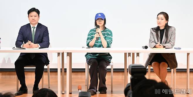 민희진(가운데) 어도어 대표가 25일 오후 서울 서초구 한국컨퍼런스센터에서 어도어 경영권 탈취와 관련한 기자회견을 하고 있다. 하이브는 지난 22일 민 대표 등 어도어 경영진의 경영권 탈취 시도 정황을 파악하고 감사에 착수했다. 임세준 기자