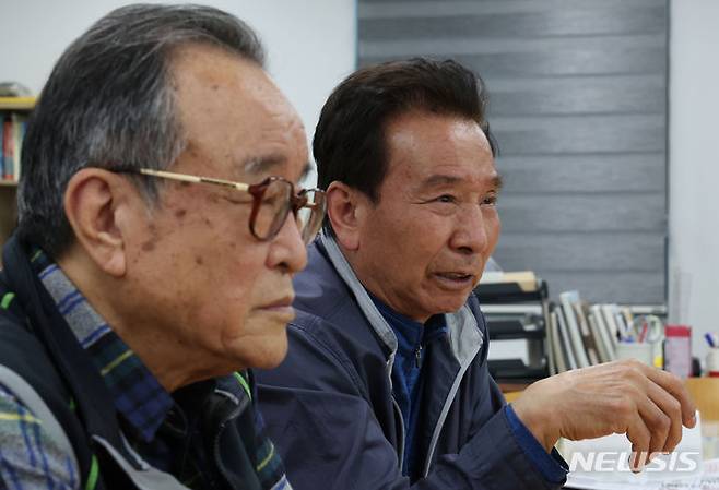 [서울=뉴시스] 고승민 기자 = 택시 운전사 전성준(왼쪽) 씨와 이금형 씨가 서울 고려운수에서 뉴시스와 인터뷰를 하고 있다. 2024.04.26. kkssmm99@newsis.com