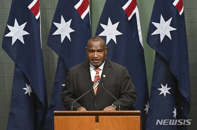[캔버라=AP/뉴시스] 제임스 마라페 파푸아뉴기니 총리가 자국을 '식인 국가'로 낙인찍은 듯한 바이든 미국 대통령의 발언에 반발했다고 22일(현지시각) AP통신 등 외신이 보도했다. 사진은 제임스 마라페 총리가 지난 2월 호주 캔버라 의회에 참석해 발언하는 모습. 2024.4.23