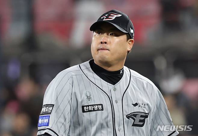 [수원=뉴시스] 김진아 기자 = 24일 오후 경기 수원KT위즈파크에서 열린 2024 신한은행 SOL KBO리그 한화 이글스와 kt wiz의 경기, 5이닝을 마친 한화 류현진이 더그아웃으로 들어오고 있다.  2024.04.24. bluesoda@newsis.com