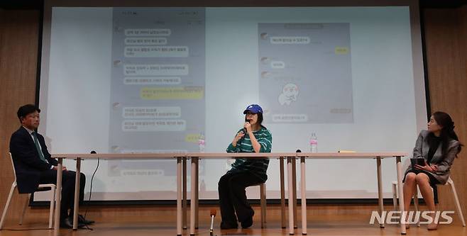 [서울=뉴시스] 김혜진 기자 = 민희진 어도어 대표가 25일 오후 서울 강남구 한국컨퍼런스센터에서 열린 긴급 기자회견에서 입장을 밝히고 있다. 하이브는 22일 민희진 대표 등이 경영권 탈취 시도를 했다며 전격 감사에 착수한 것으로 알려졌다. 민 대표는 하이브의 또 다른 산하 레이블인 빌리프랩의 걸그룹 아일릿이 뉴진스를 카피했다는 공식입장으로 맞받아쳤다. 2024.04.25. jini@newsis.com