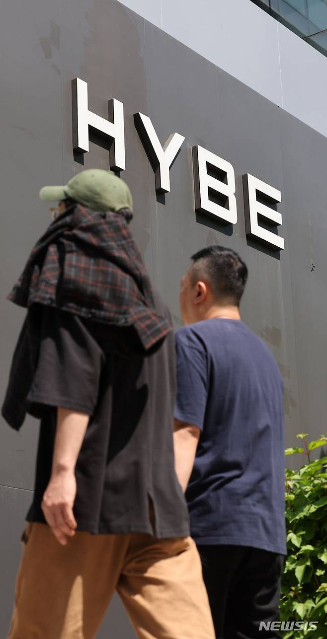 [서울=뉴시스] 김금보 기자 = 기획사 하이브와 그룹 '뉴진스' 소속 자회사 어도어의 민희진 대표가 충돌하며 논란이 일고 있다. 사진은 25일 서울 용산구 하이브 사옥. 2024.04.25. kgb@newsis.com