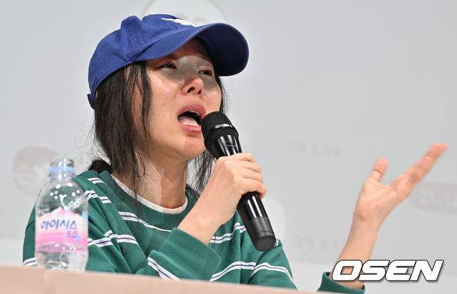 [OSEN=조은정 기자]하이브 산하 레이블 어도어의 대표 민희진이 25일 오후 서울 서초구 한국컨퍼런스센터에서 경영원 탈취 시도 의혹 관련 긴급기자회견을 열었다.앞서 하이브는 민희진 대표가 뉴진스를 데리고 본사로부터 독립하려 한다는 제보를 받아 관련 증거 수집에 나섰다.&nbsp;하이브는 A 씨 등 어도어 경영진이 대외비인 계약서를 유출하고, 하이브가 보유하고 있는 어도어 주식을 팔도록 유도했다는 정황을 포착해 감사권을 발동했으며&nbsp;A 씨가 하이브 내부 정보를 어도어에 넘긴 것으로도 파악했다. 이와 관련,&nbsp;민희진 대표는 공식입장을 통해 '아일릿의 뉴진스 카피 사태'에 문제를 제기하자 하이브로부터 해임 통보를 받은 것이라고 반박했다.민희진 대표가 입장을 발표하고 있다. 2024.04.25 /cej@osen.co.kr