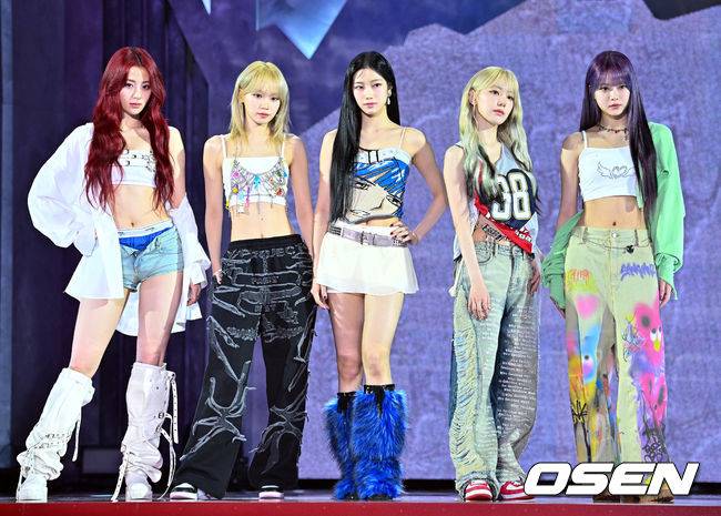 [OSEN=민경훈 기자]르세라핌 멤버들이 포토타임을 갖고 있다. 2024.02.19 /rumi@osen.co.kr