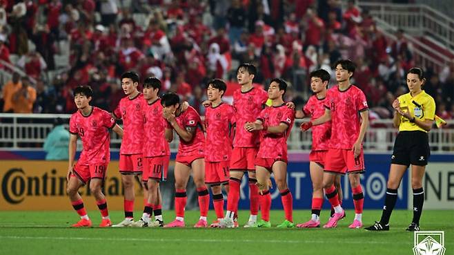 한국과 인도네시아의 경기에서 한국 팀의 실축이 나오자 선수들이 안타까워하고 있다.