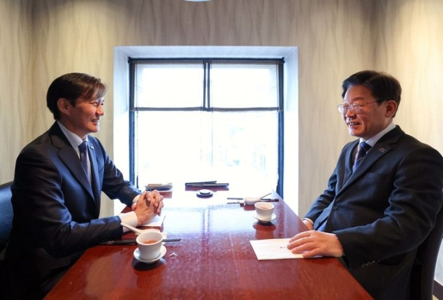 이재명 더불어민주당 대표와 조국 조국혁신당 대표가 25일 오후 서울 종로구 한 식당에서 회동하고 있다. 더불어민주당 제공