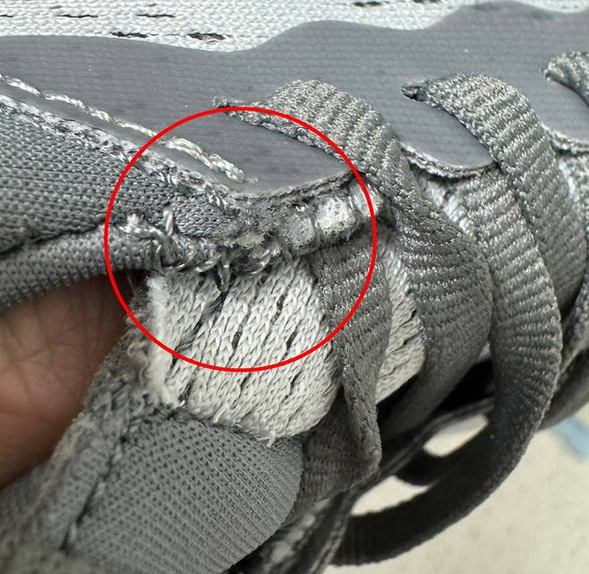 정품과 비교해 엉성한 마감이 한눈에 들어온다.